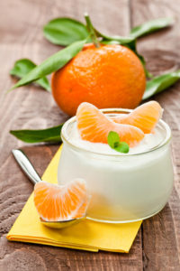 Bild: Joghurt mit Mandarinen und Pfefferminze