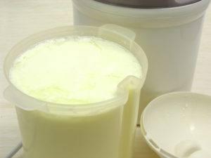 Bild: Frisch gemachter Joghurt auf beigem Tischset